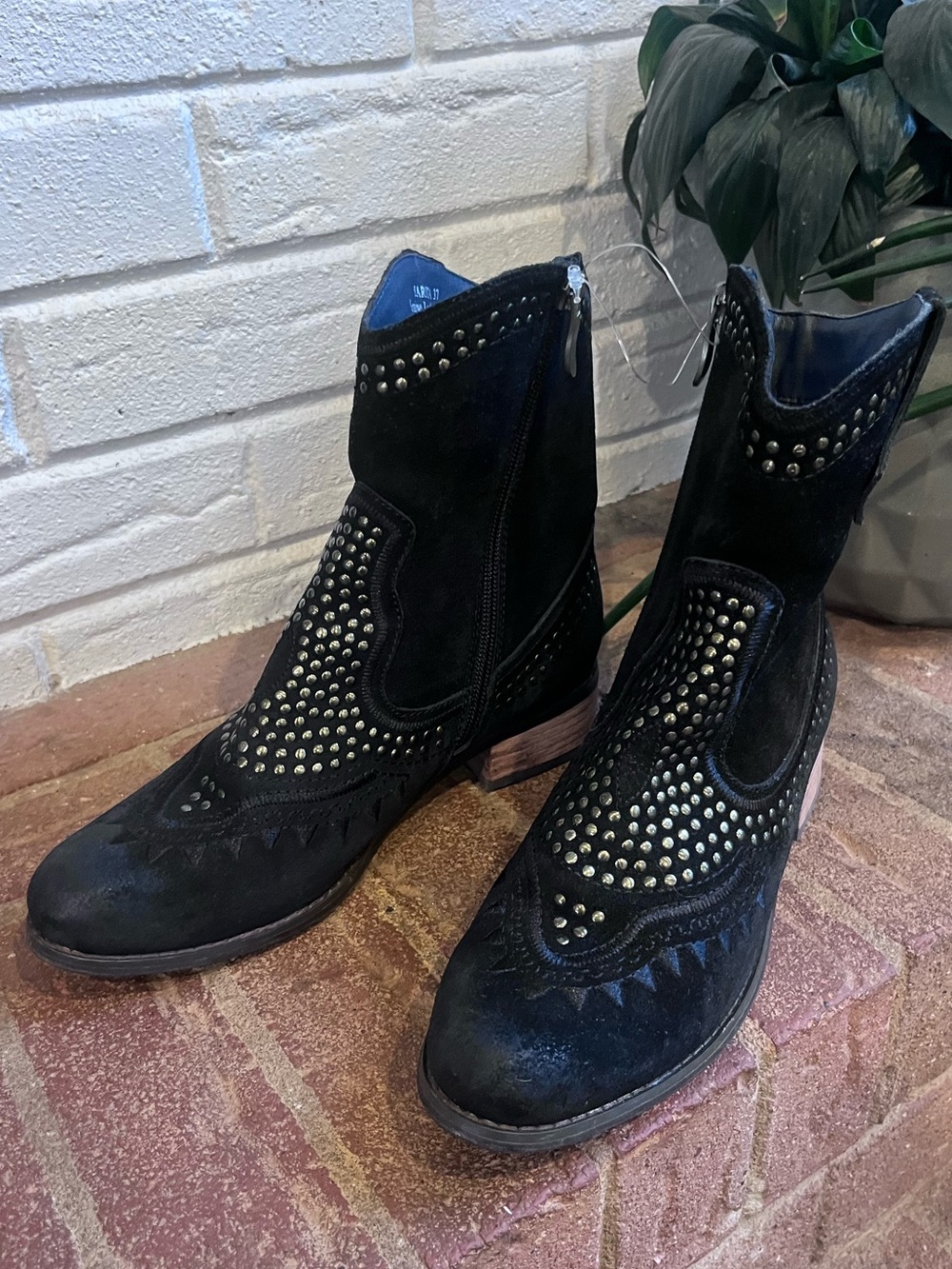 L'Artiste by Spring Step "Sarita" Studded Suede cowboy Boots, EUR size 37